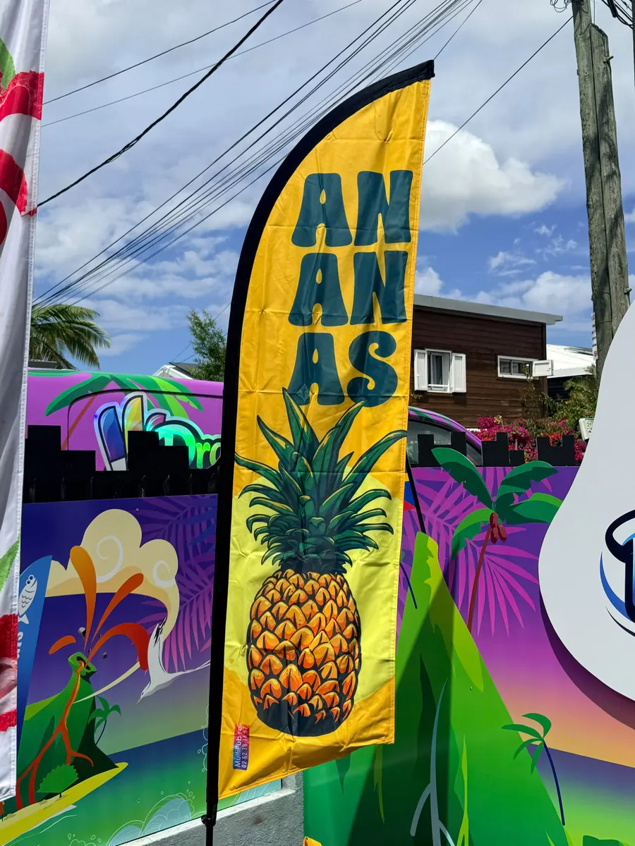 Drapeau Ananas N°1 installé devant un commerce à La Réunion