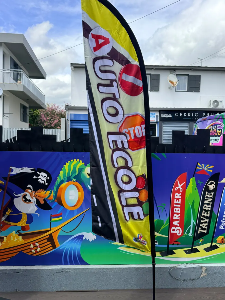 Drapeau Auto-école installé devant un commerce à La Réunion