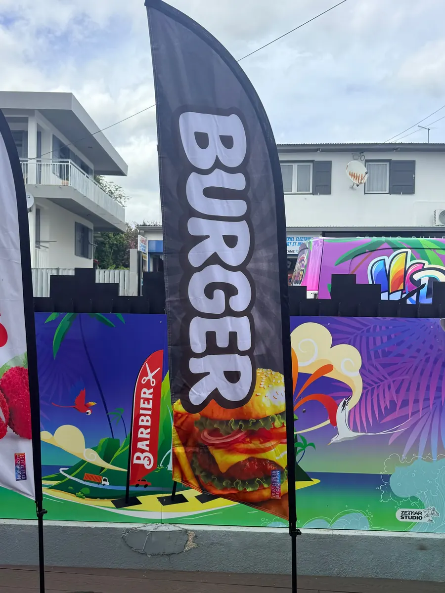 Drapeau Burger N°1 installé devant un commerce à La Réunion