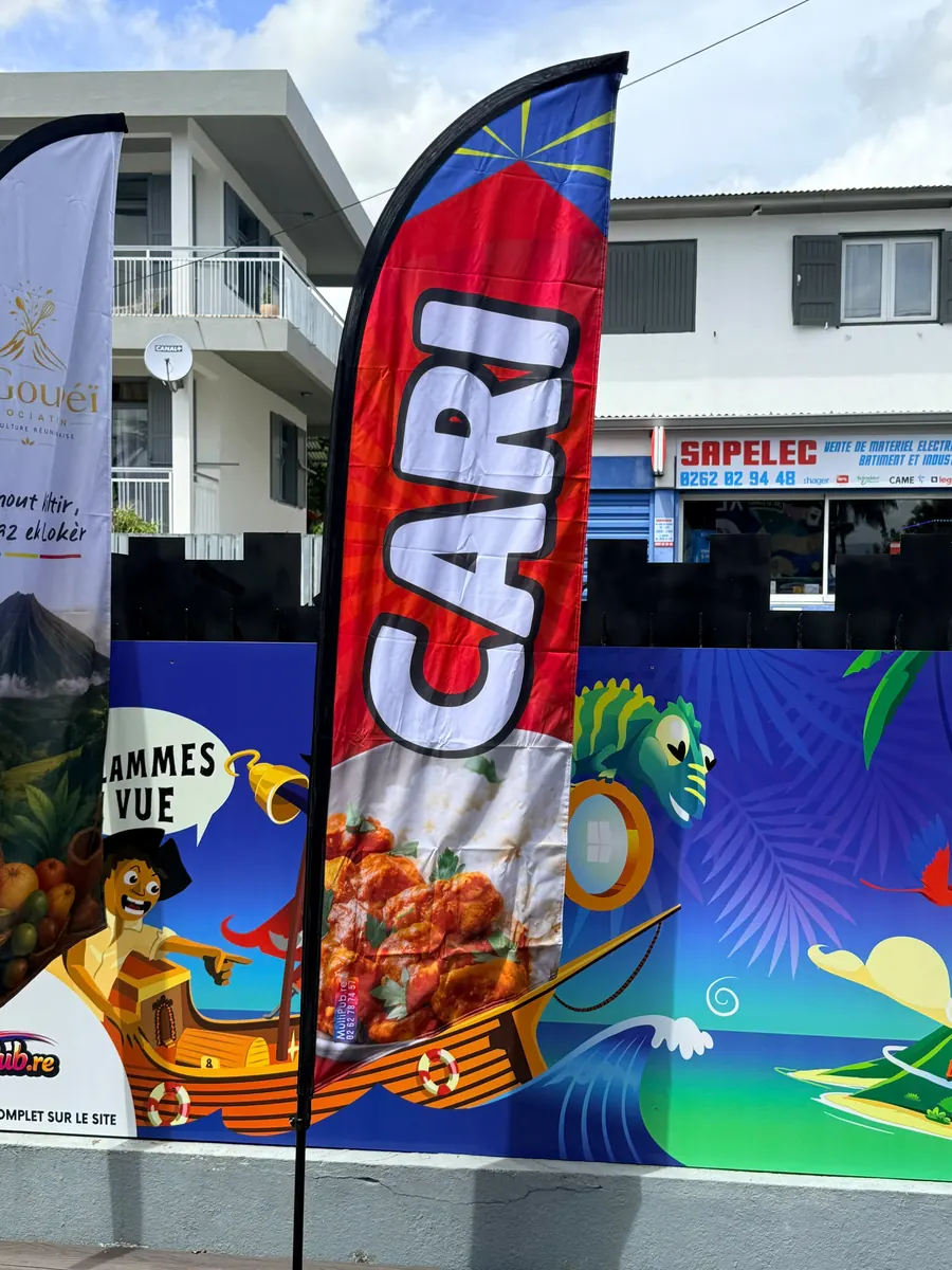 Drapeau Cari installé devant un commerce à La Réunion