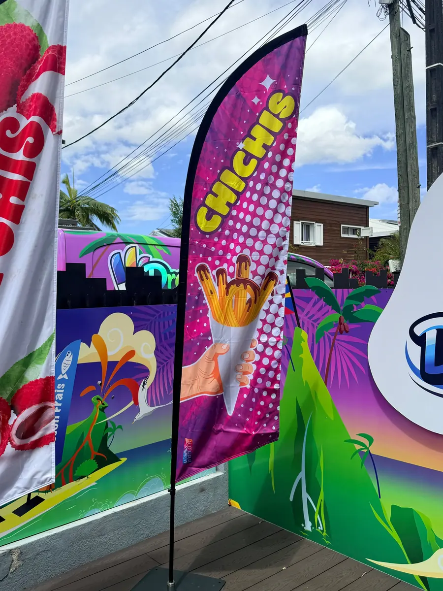 Drapeau Chichi installé devant un commerce à La Réunion