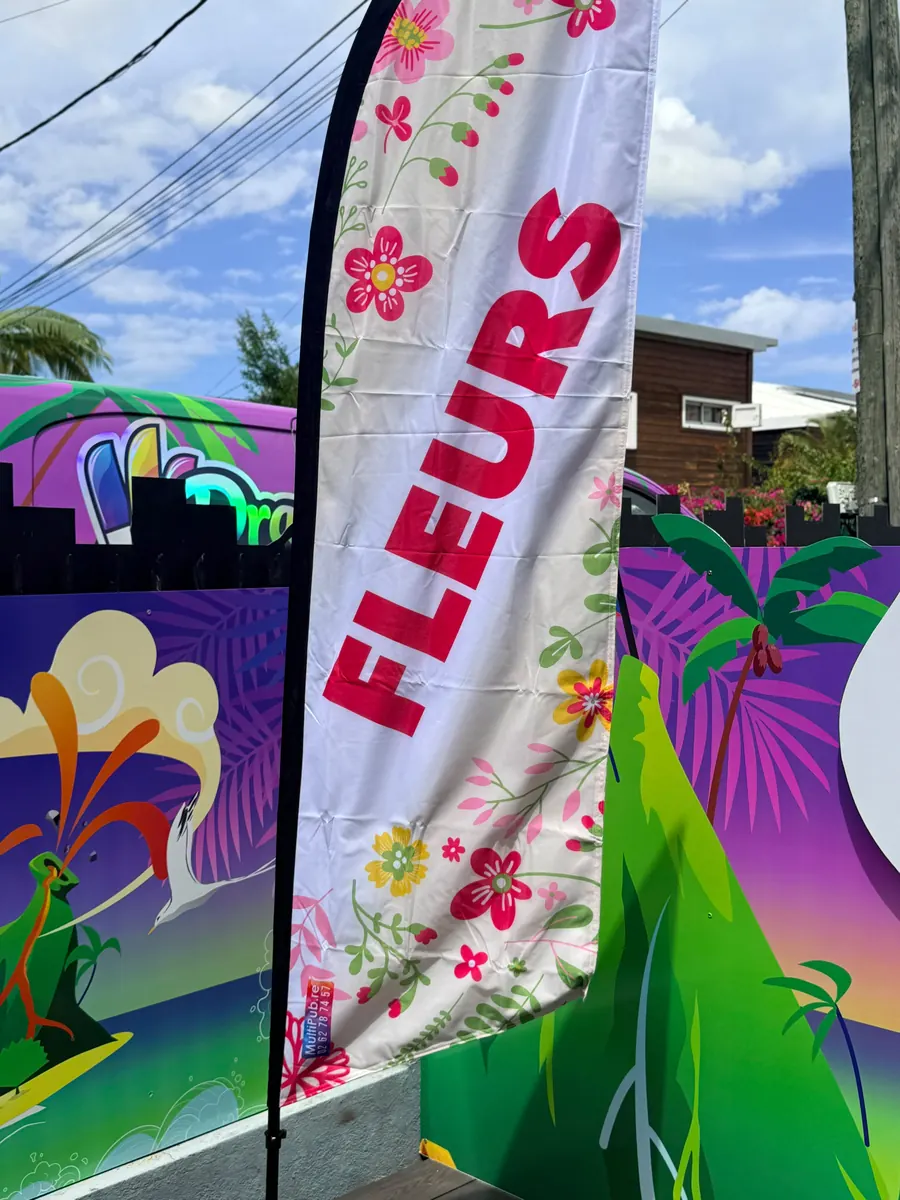 Drapeau Fleurs installé devant un commerce à La Réunion