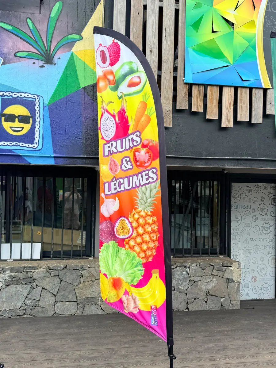 Drapeau Fruits et légumes N°1 installé devant un commerce à La Réunion
