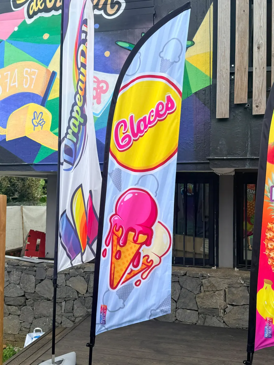 Drapeau Glace N°1 installé devant un commerce à La Réunion