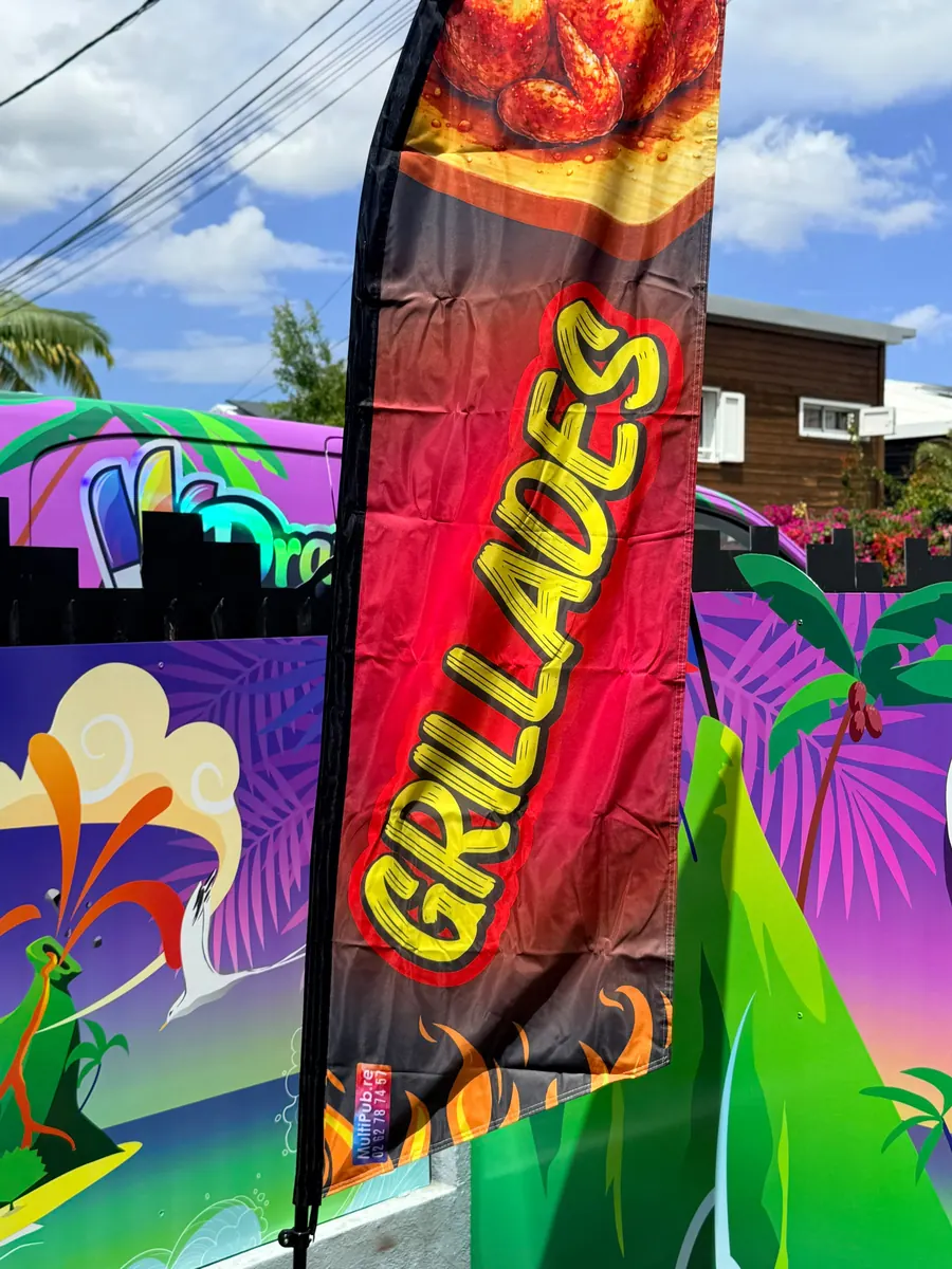 Drapeau Grillades installé devant un commerce à La Réunion