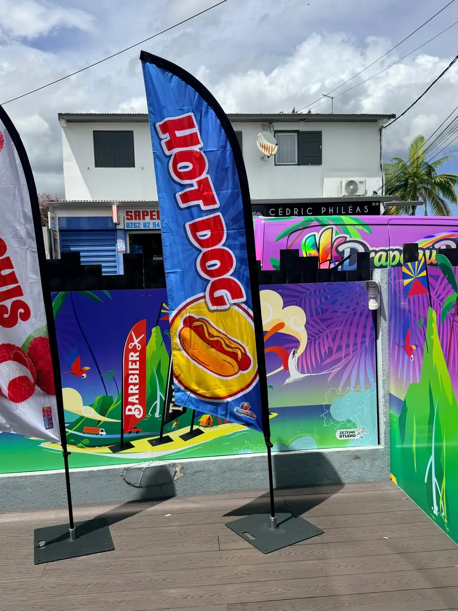 Drapeau Hot-dog installé devant un commerce à La Réunion
