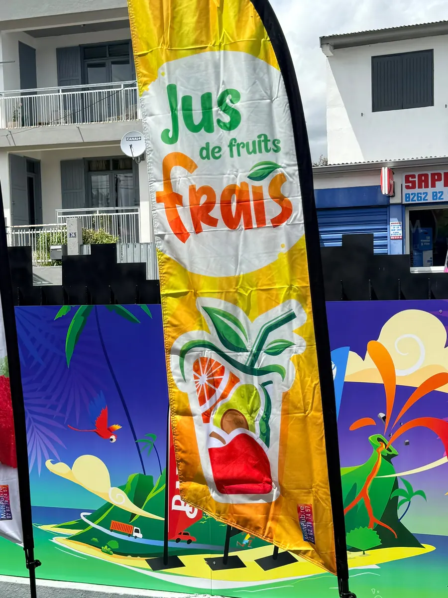 Drapeau Jus de fruits frais installé devant un commerce à La Réunion