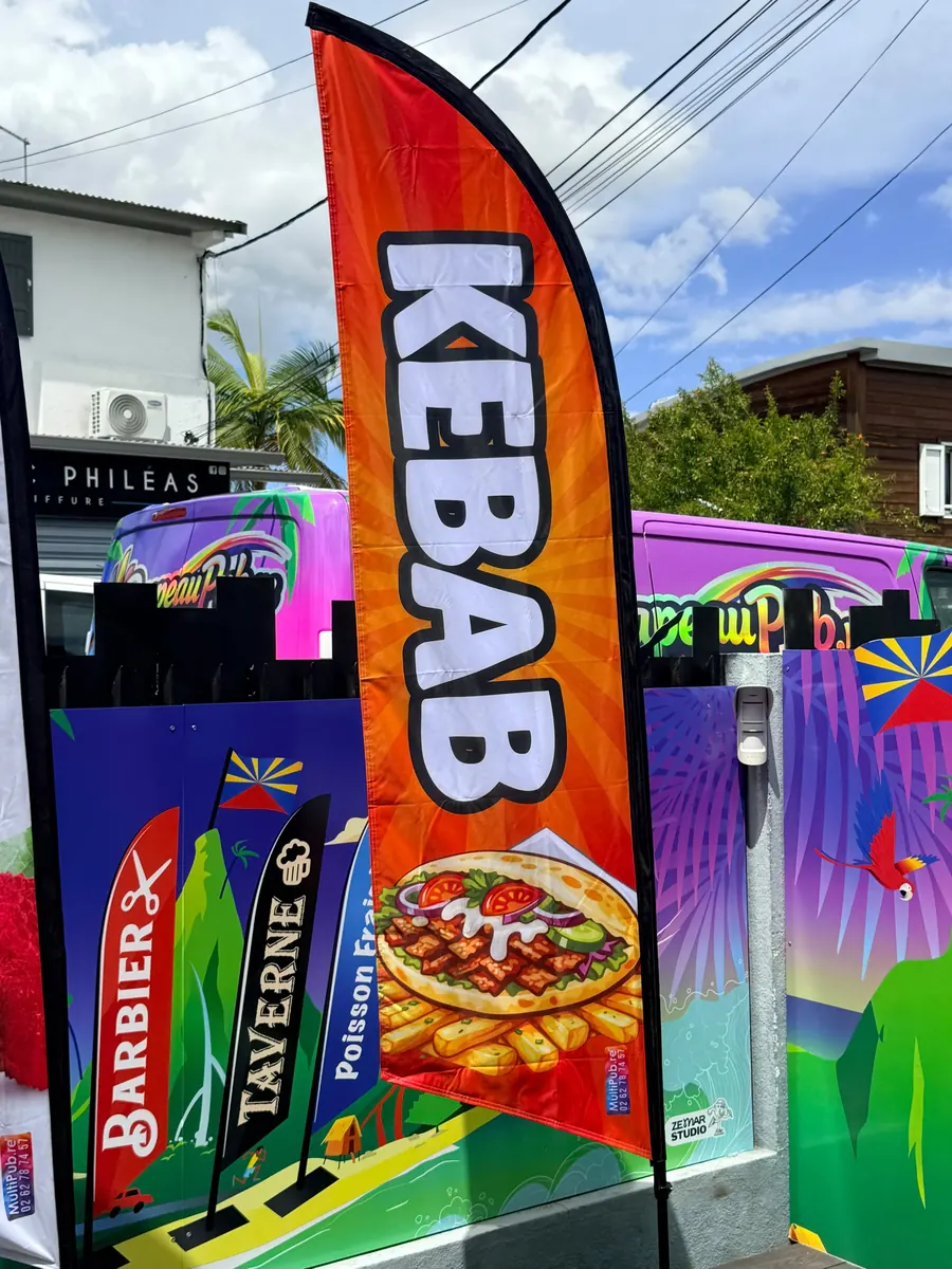 Drapeau Kebab installé devant un commerce à La Réunion