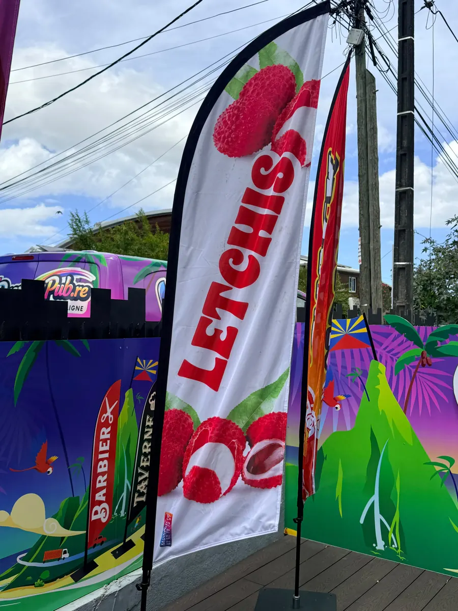 Drapeau Letchis installé devant un commerce à La Réunion
