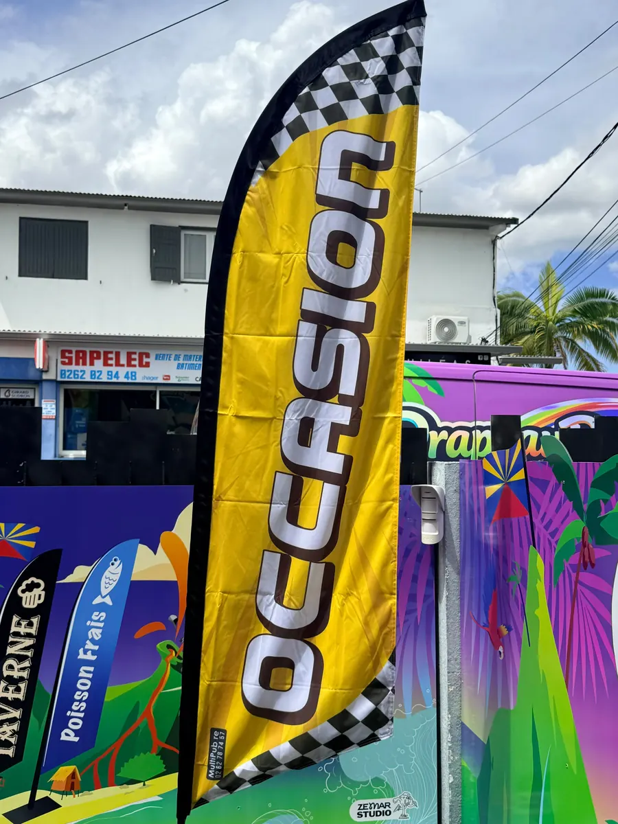 Drapeau Occasion installé devant un commerce à La Réunion