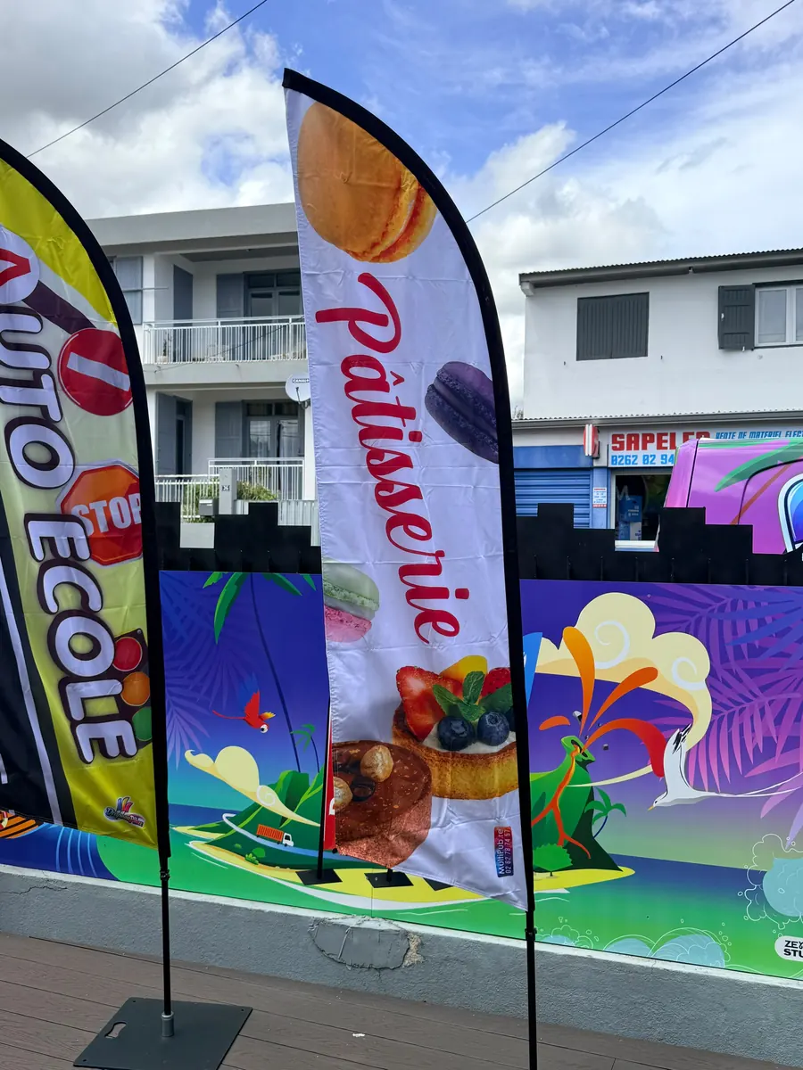 Drapeau Pâtisserie installé devant un commerce à La Réunion