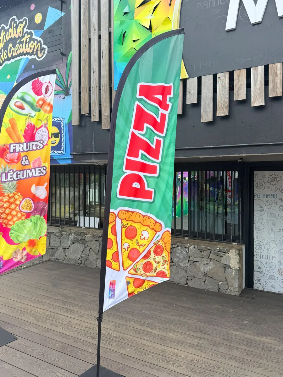 Drapeau Pizza N°1 installé devant un commerce à La Réunion