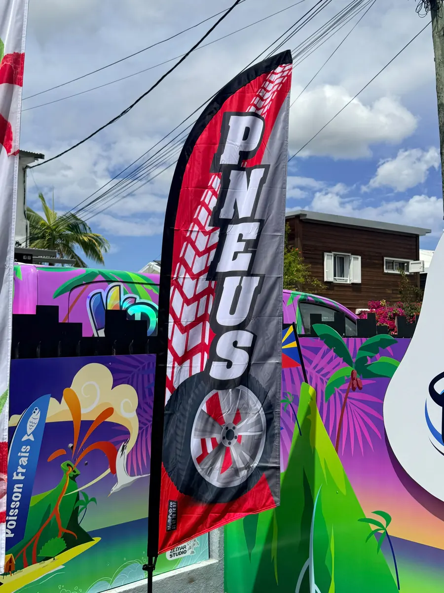 Drapeau Pneu installé devant un commerce à La Réunion