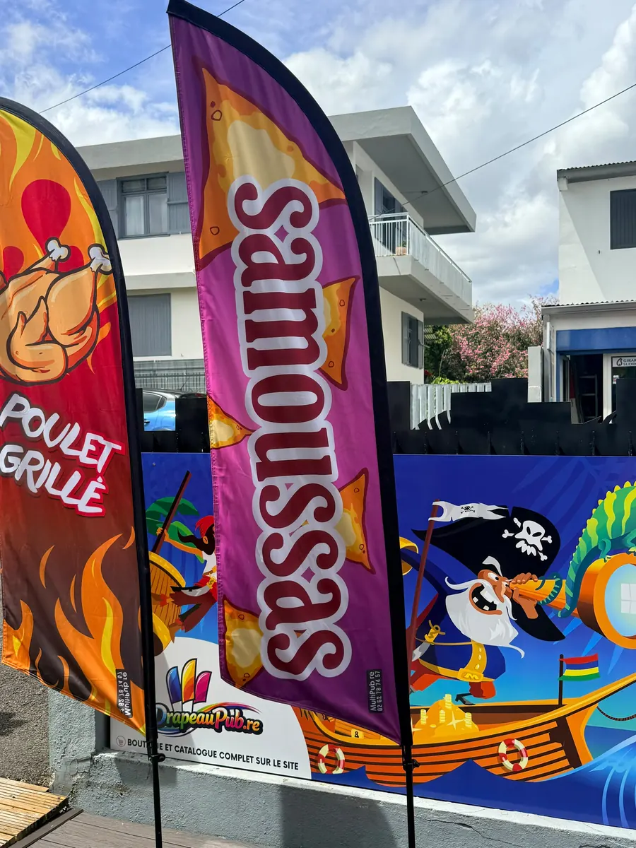 Drapeau Poulet grillé installé devant un commerce à La Réunion
