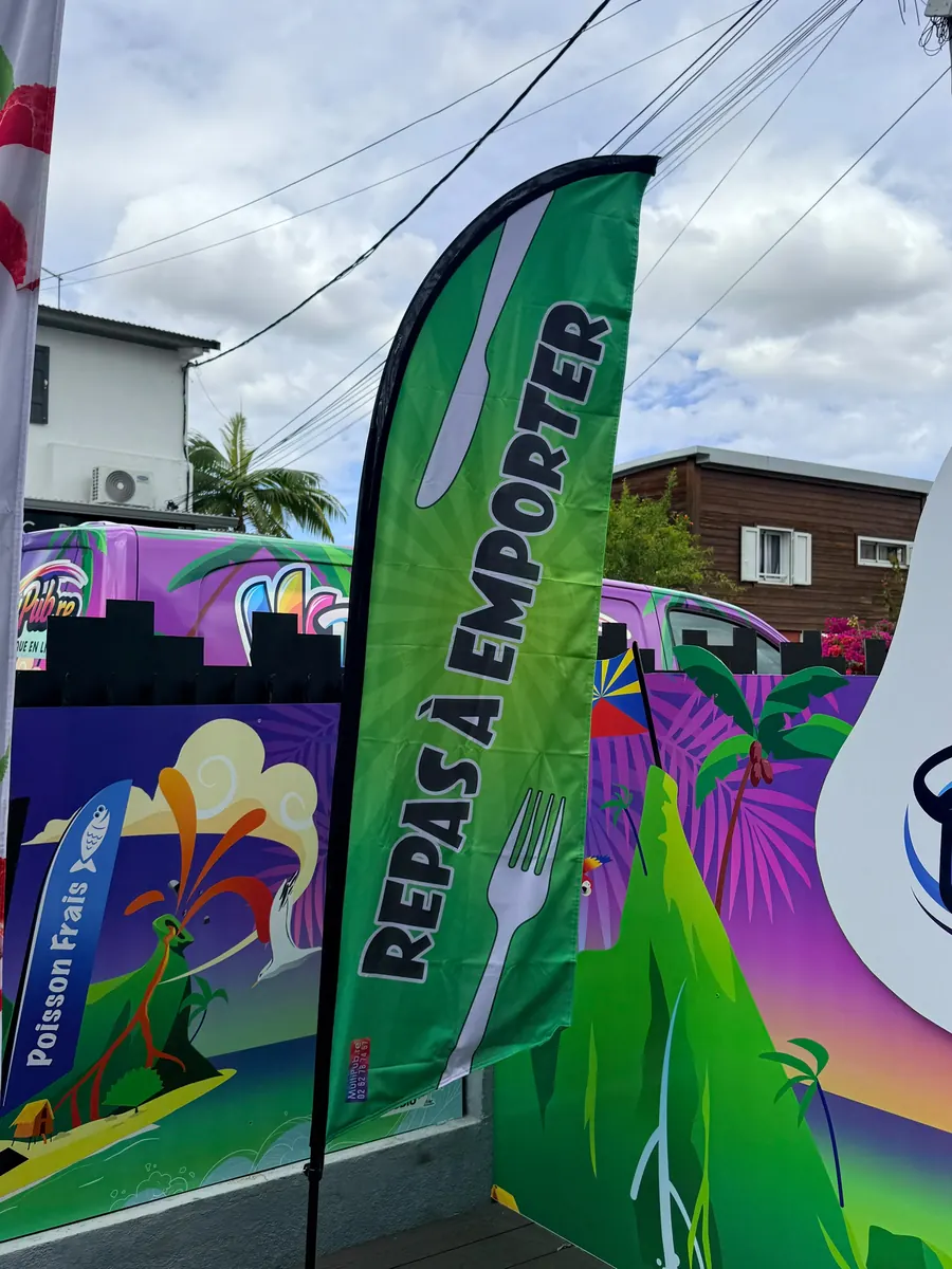 Drapeau Repas à emporter installé devant un commerce à La Réunion
