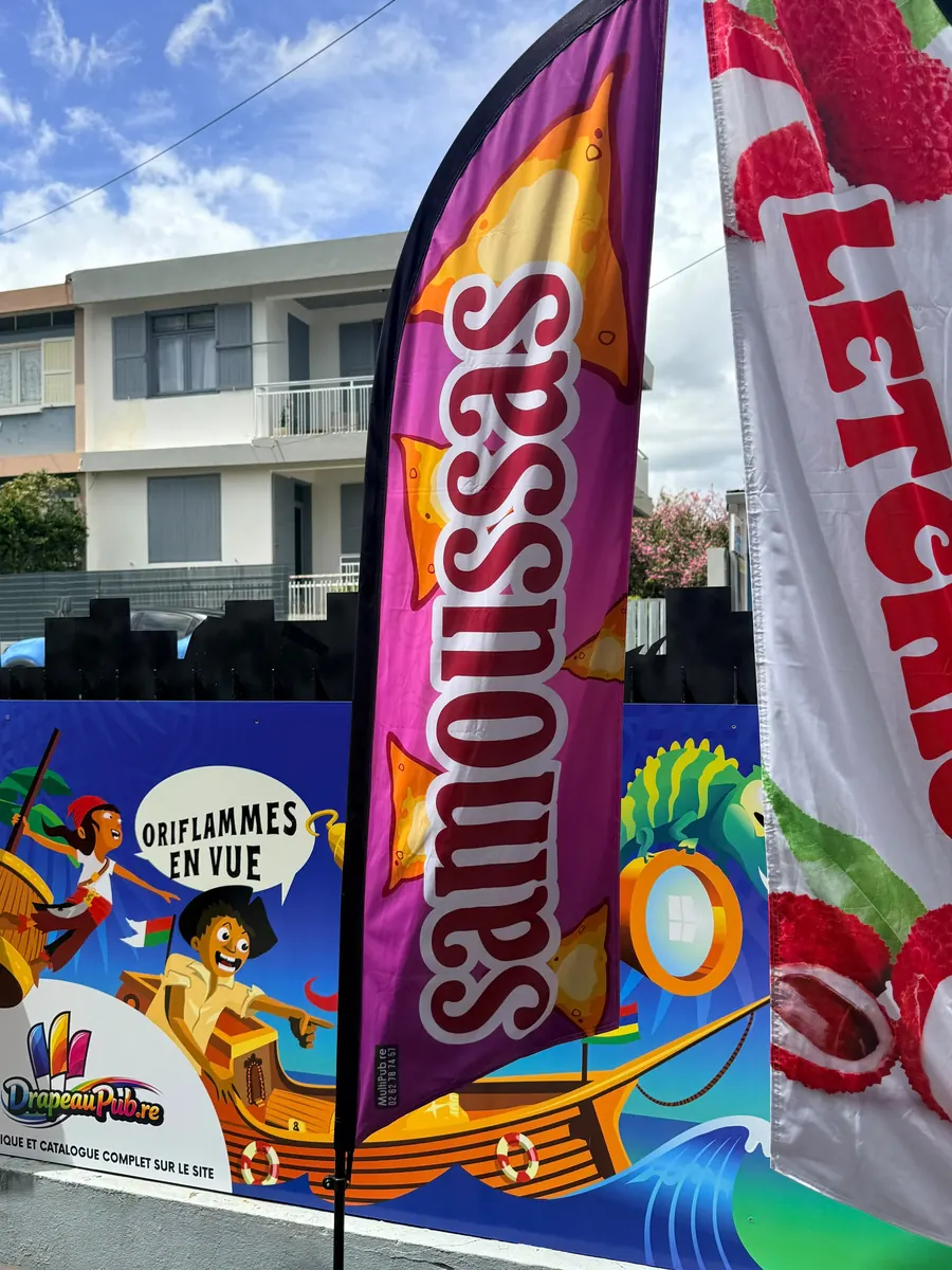 Drapeau Samoussas N°1 installé devant un commerce à La Réunion