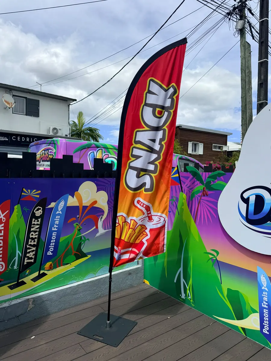 Drapeau Snack installé devant un commerce à La Réunion