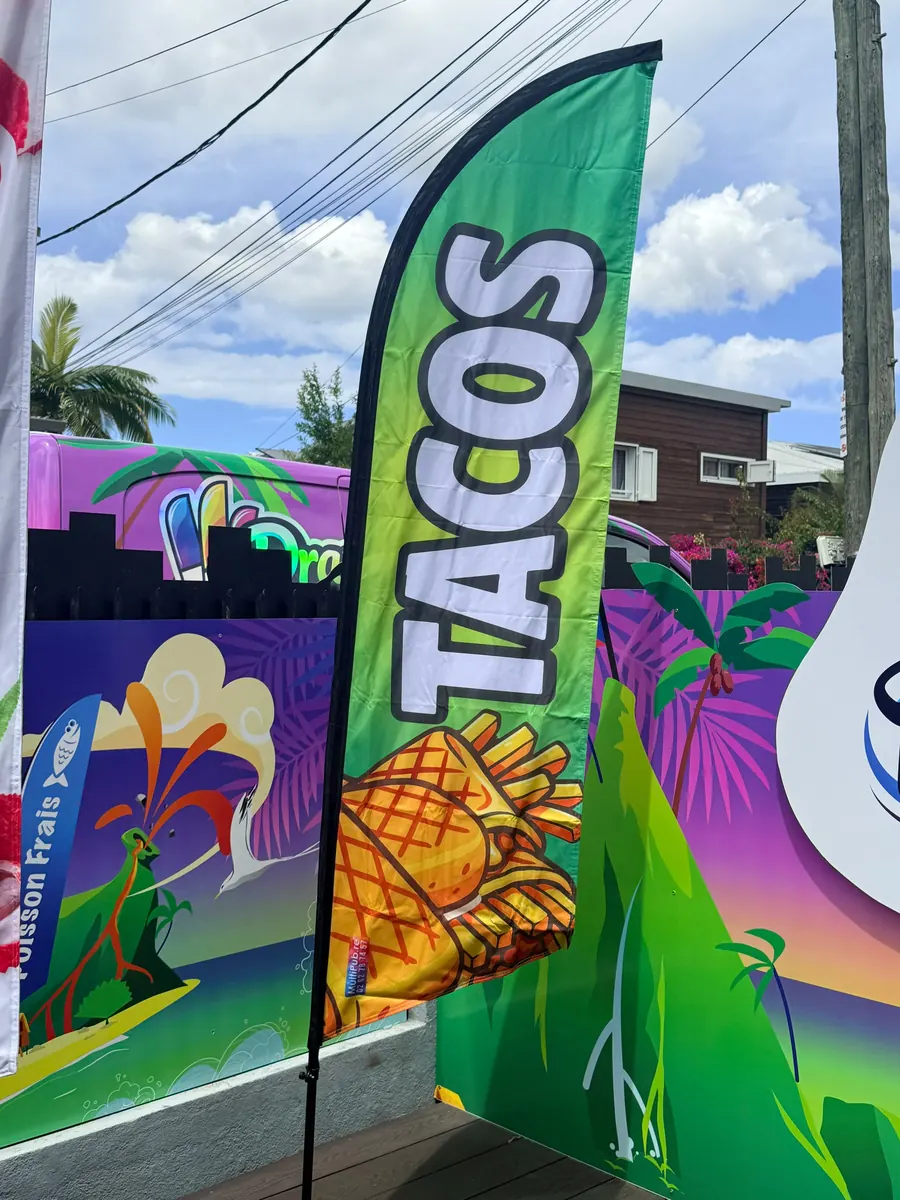 Drapeau Tacos installé devant un commerce à La Réunion