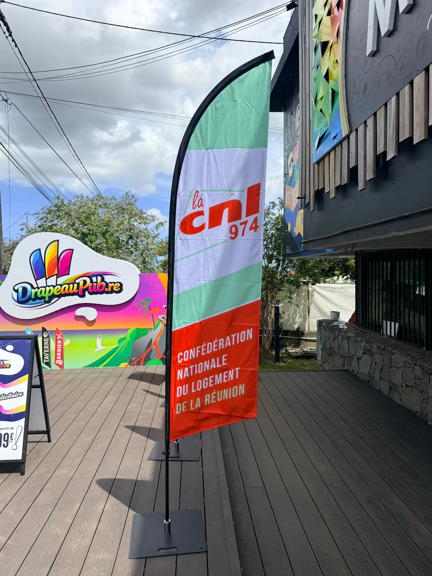 Drapeau publicitaire installé : Drapeau personnalisé CNL 974