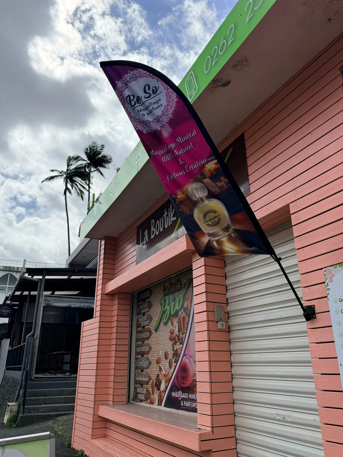 Drapeau publicitaire fixé sur une façade