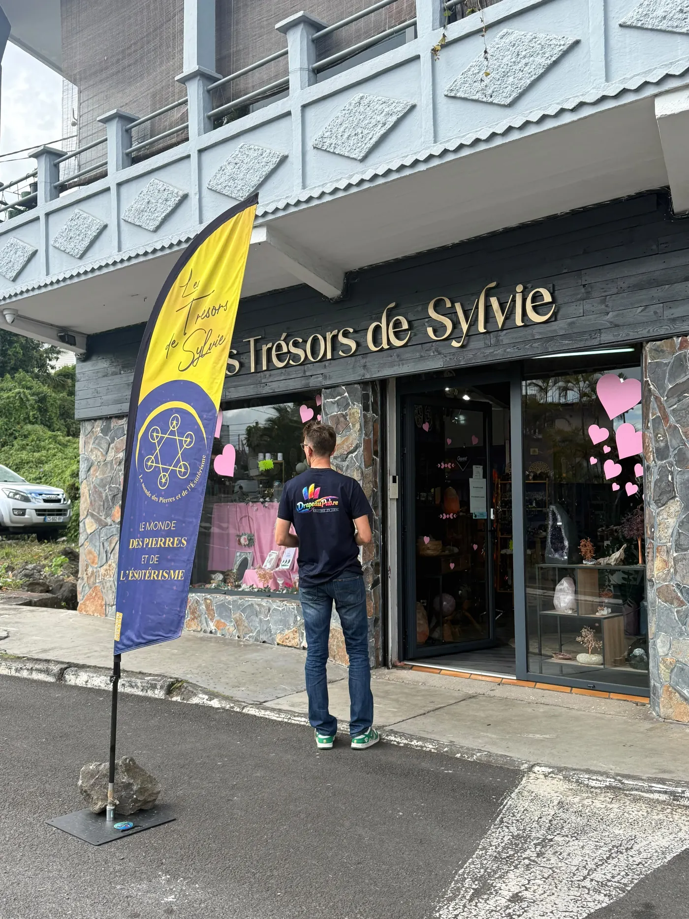 Drapeau publicitaire installé : Boutique cadeaux