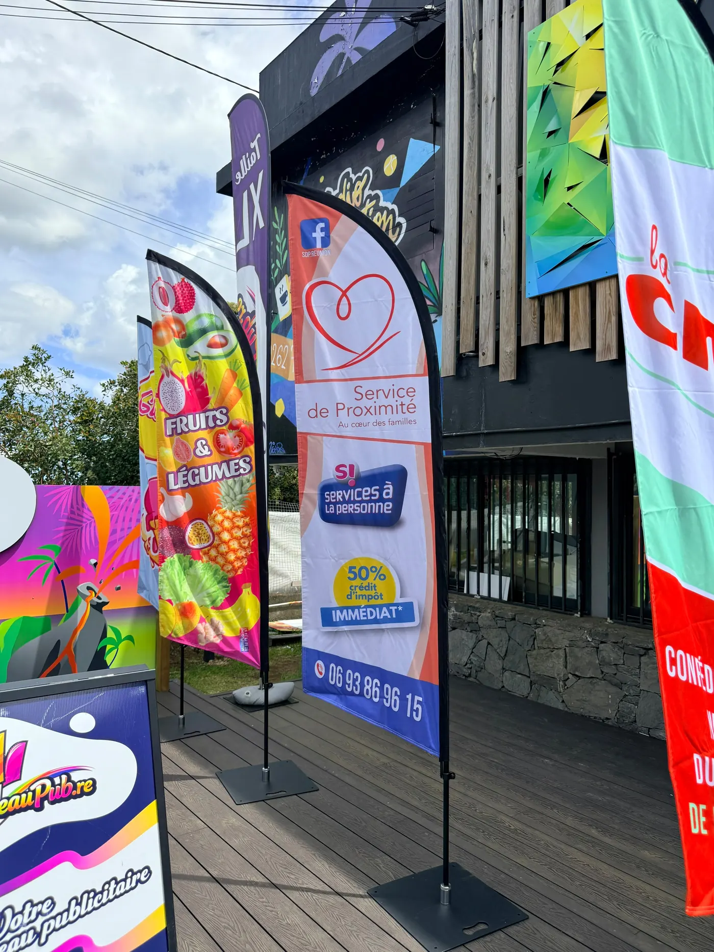 Drapeaux publicitaires exposés dans nos locaux