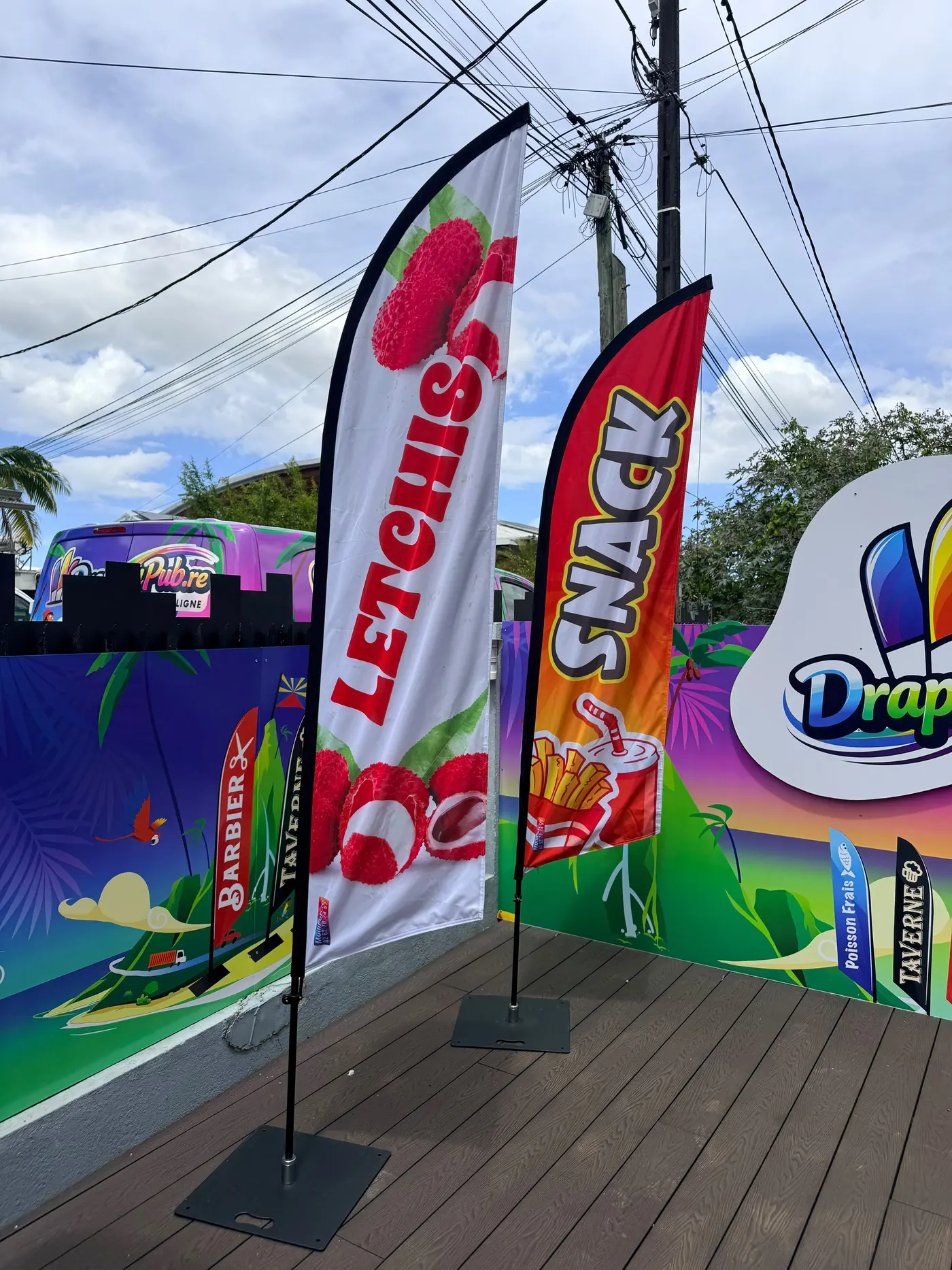 Drapeaux Letchis et Snack présentés dans nos locaux